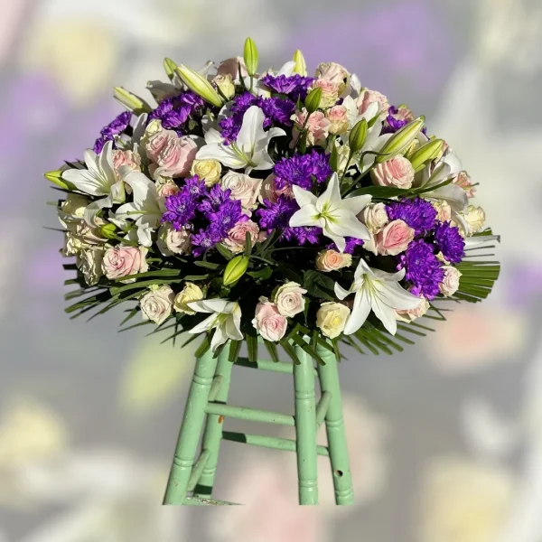 Souvenirfleuri fr Coussin rond de roses pastel, blanches, lys blanc et fleurs violettes