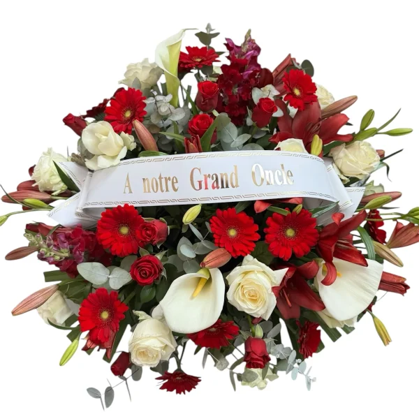 Coussin rond de roses rouges, gerberas rouges et arums