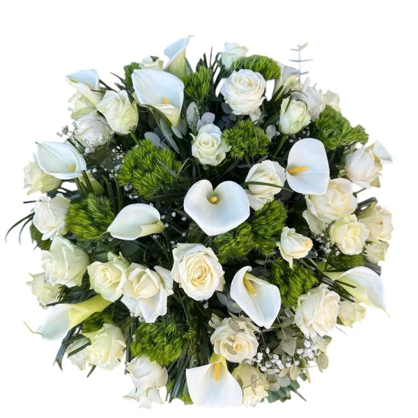 Coussin rond de roses blanches, arums et œillets verts