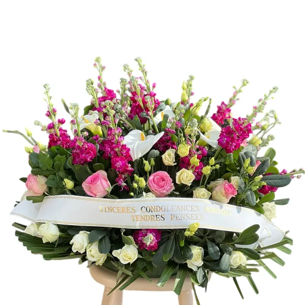 Coussin rond de roses blanches, roses et giroflées fushia