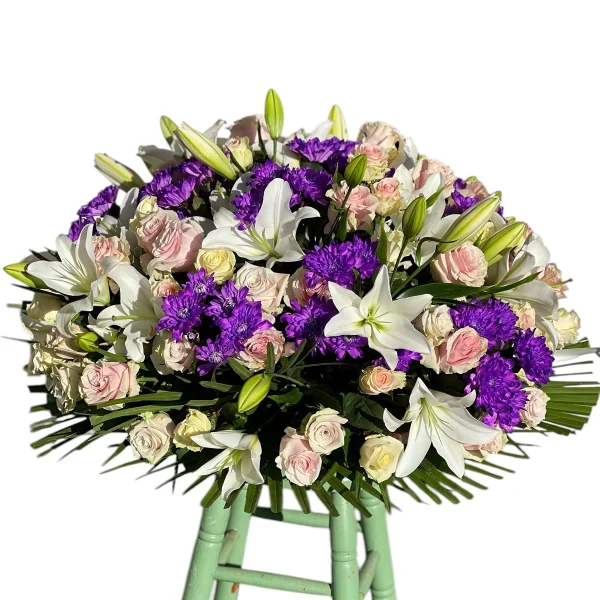 Coussin rond de roses pastel, blanches, lys blanc et fleurs violettes