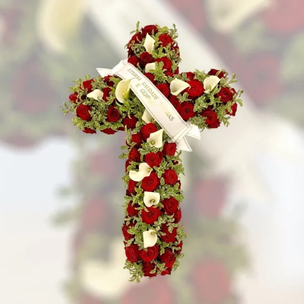 Croix de roses rouges et arums