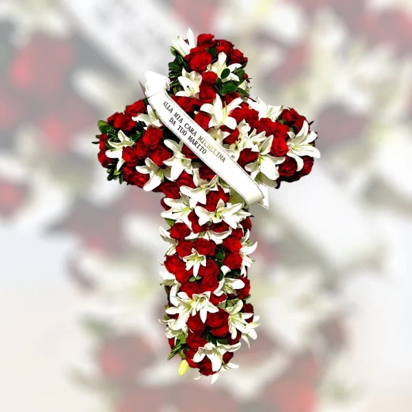 Croix de roses rouges et lys blanc