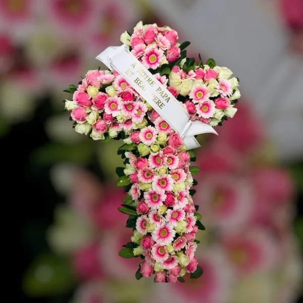 Croix en roses blanches, roses et gerberas roses