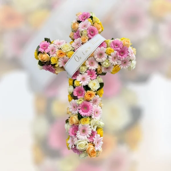 Croix en roses jaunes, roses et gerberas fushia