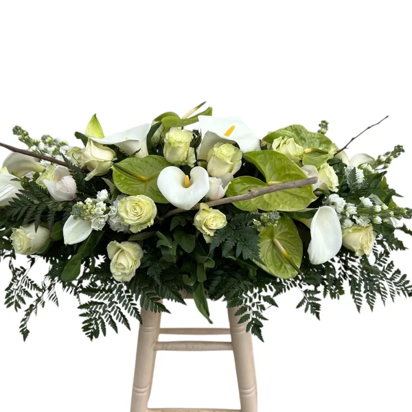 Dessus de cercueil roses blanches, anthurium vert et arum