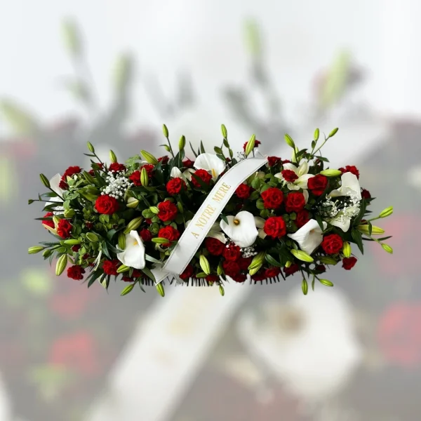 Dessus de cercueil roses rouges et Arum