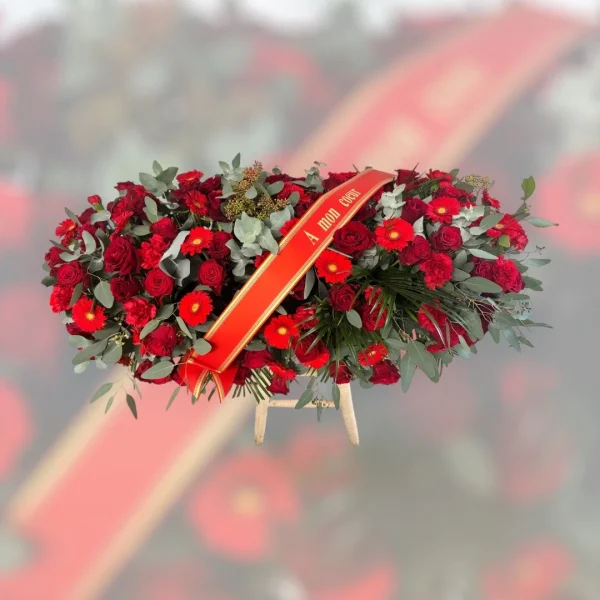 Dessus de cercueil roses rouges et gerberas rouges